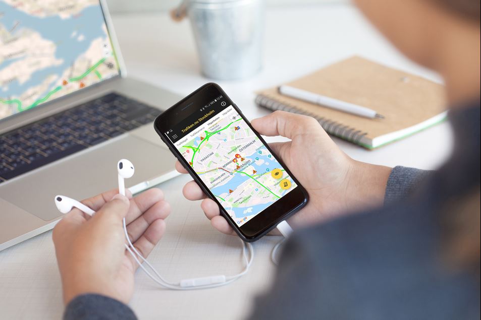 Användare som tittar på trafikinformation i dator och app